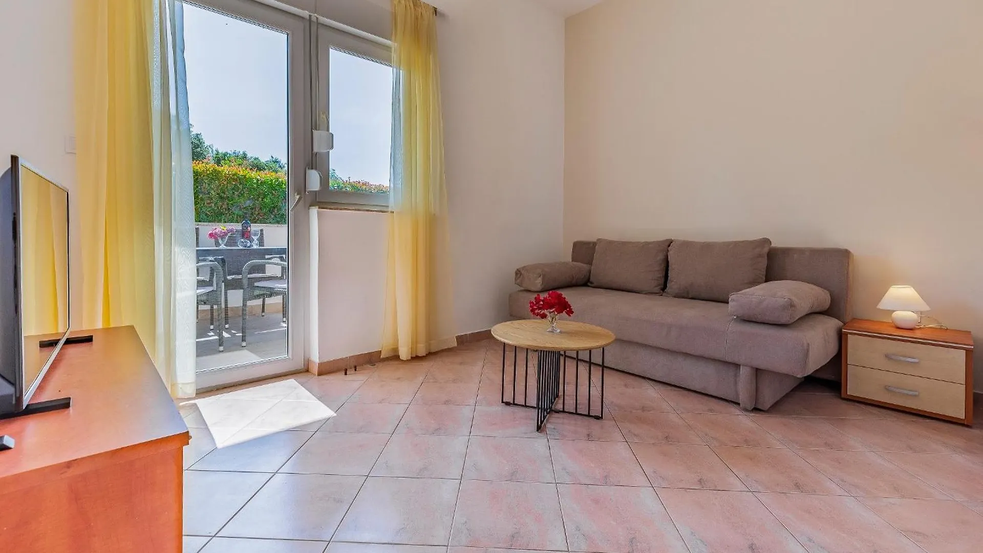 Apartments Rok Pula 0*,